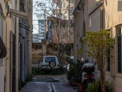 Oltre la parete predetta notiamo per� un edificio molto simile a quelli della nostra via. Ed � a questo punto che realizziamo che i binari tagliano in due quella che originariamente era un�unica strada. C�� quindi un tratto di vico Cettigne rimasto �orfano�, ma che comunque, nonostante �l�isolamento�, ha mantenuto l�aspetto originario ottocentesco